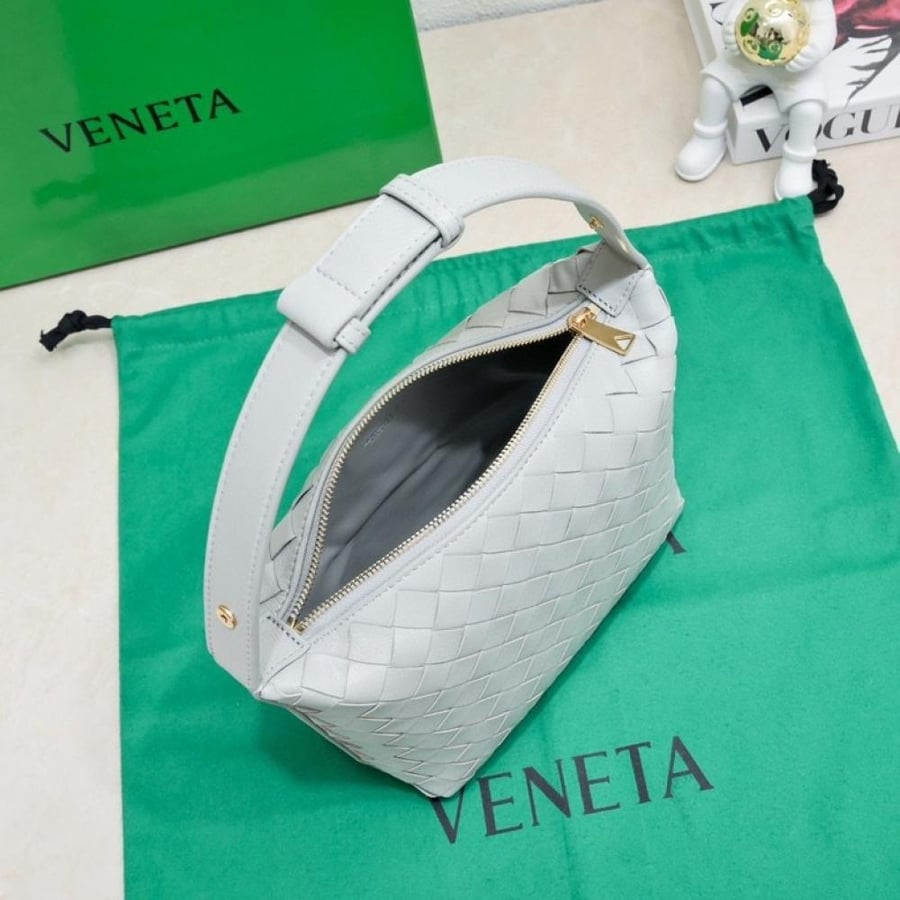 BV Wallace Shoulder Bag 22cm