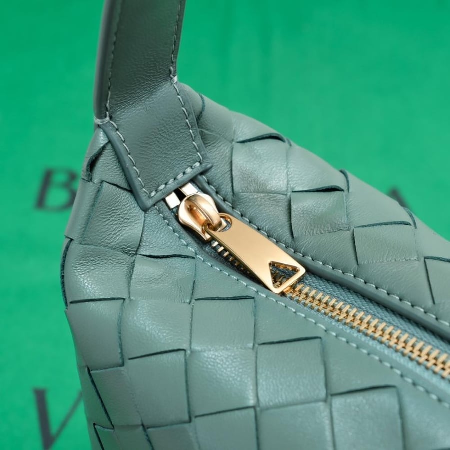 BV Wallace Shoulder Bag 22cm