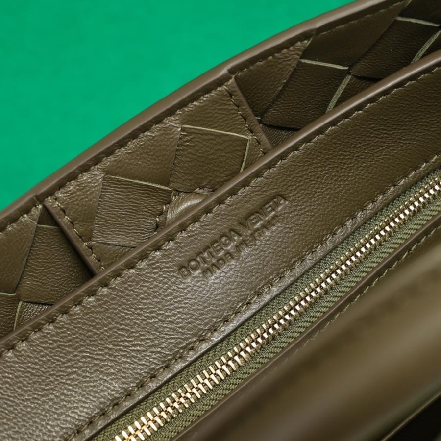 BV Small Andiamo Chain Bag 25cm