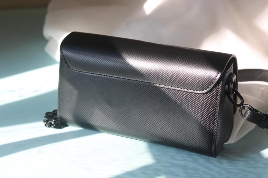 LV Twist East-West 23.5cm
