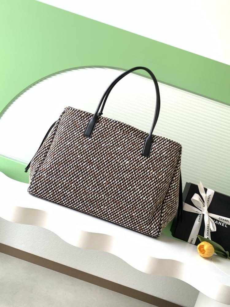 Chanel Mixed-Material Tweed and Leather Tote Bag