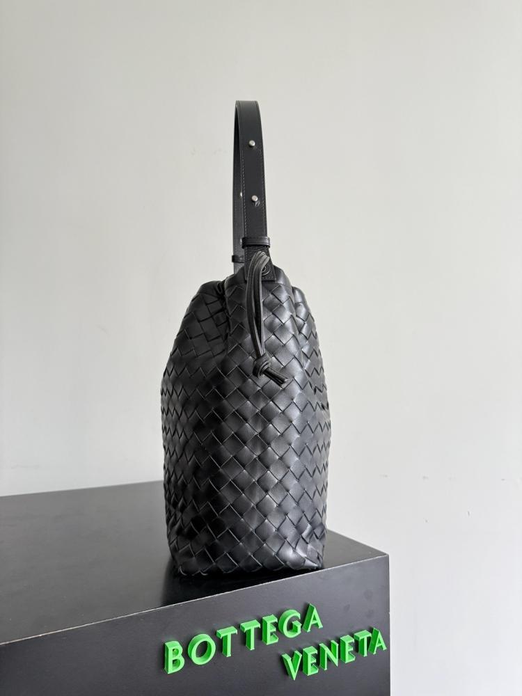 BV Biblioteca Bucket Bag 24cm