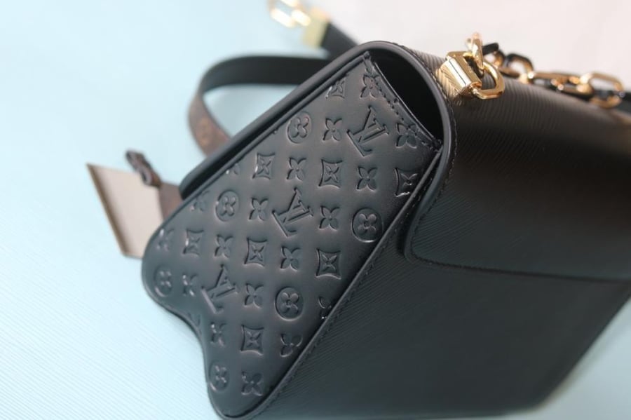 LV Twist Empreinte Chain 23cm
