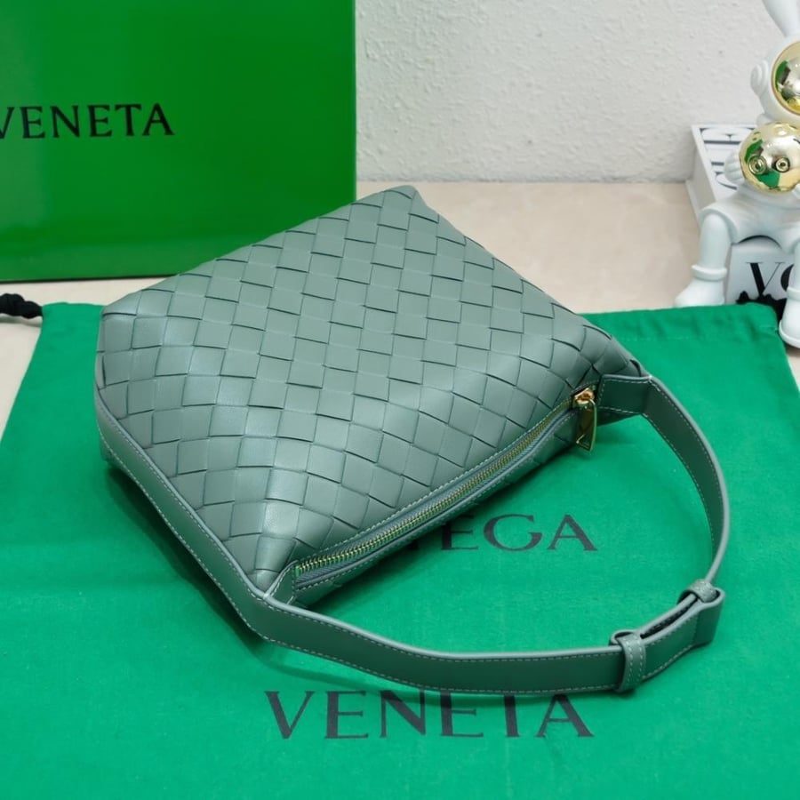 BV Wallace Shoulder Bag 22cm