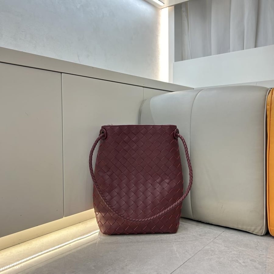 Bottega Veneta Andiamo New Bucket Bag 21cm