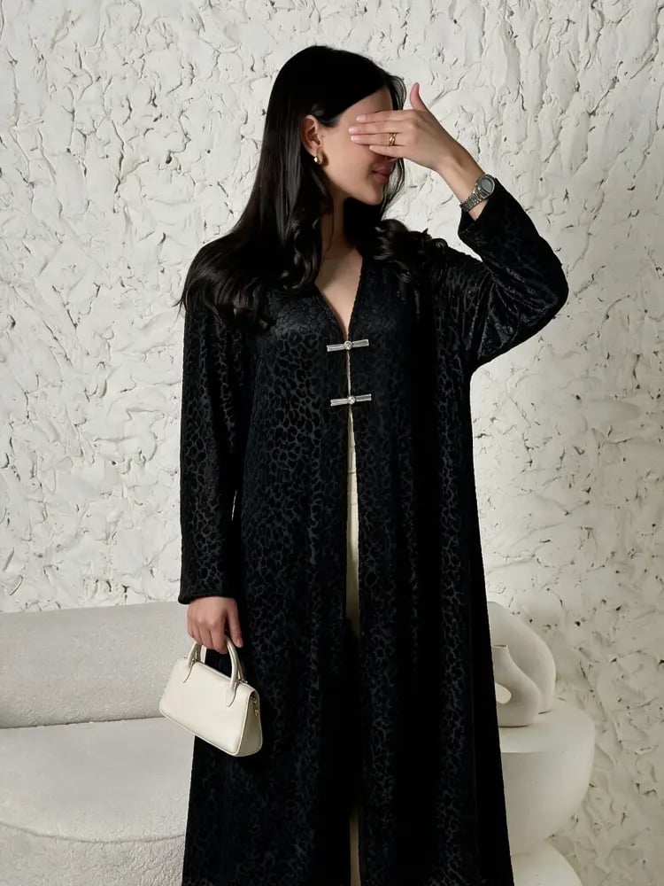 عباية نسائية سوداء