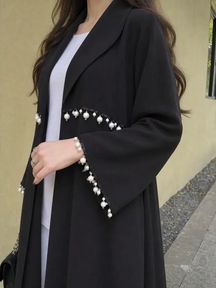 عباءة نسائية مطرزة