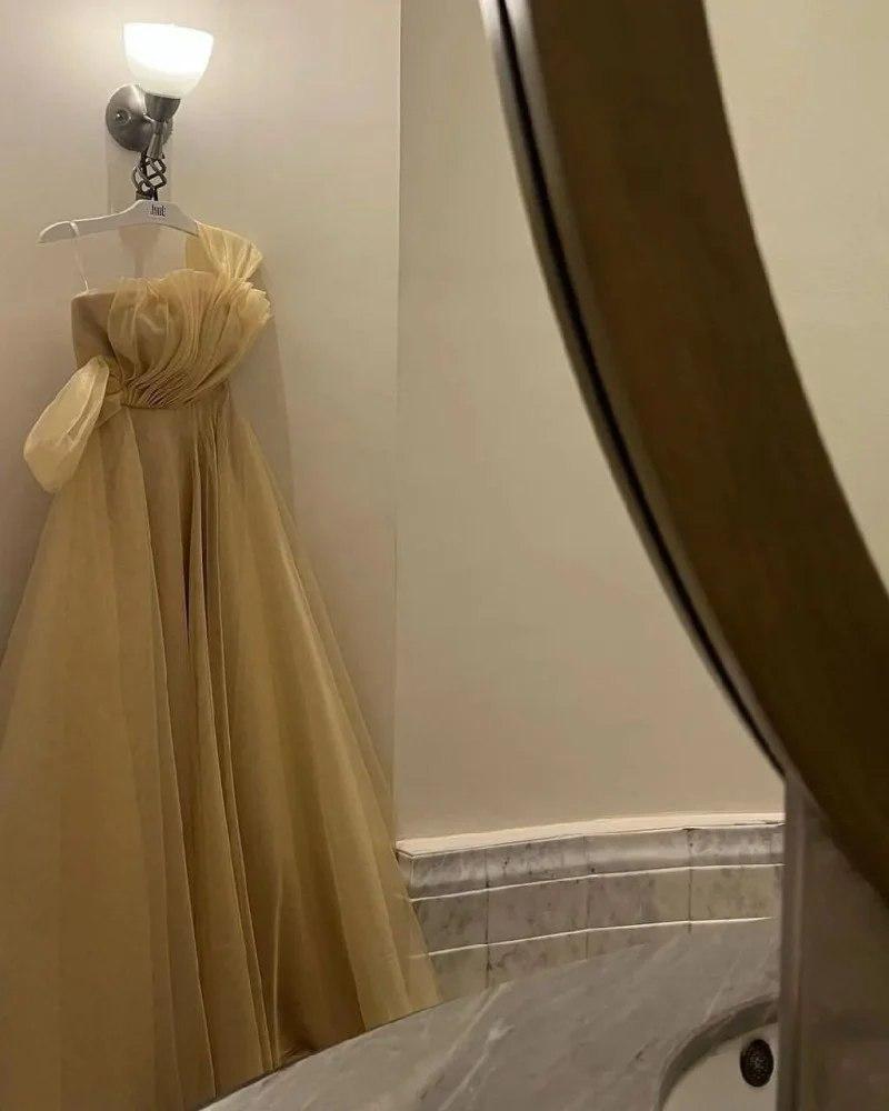 فستان سهرة شامبين مكتف واحد وكشكشة