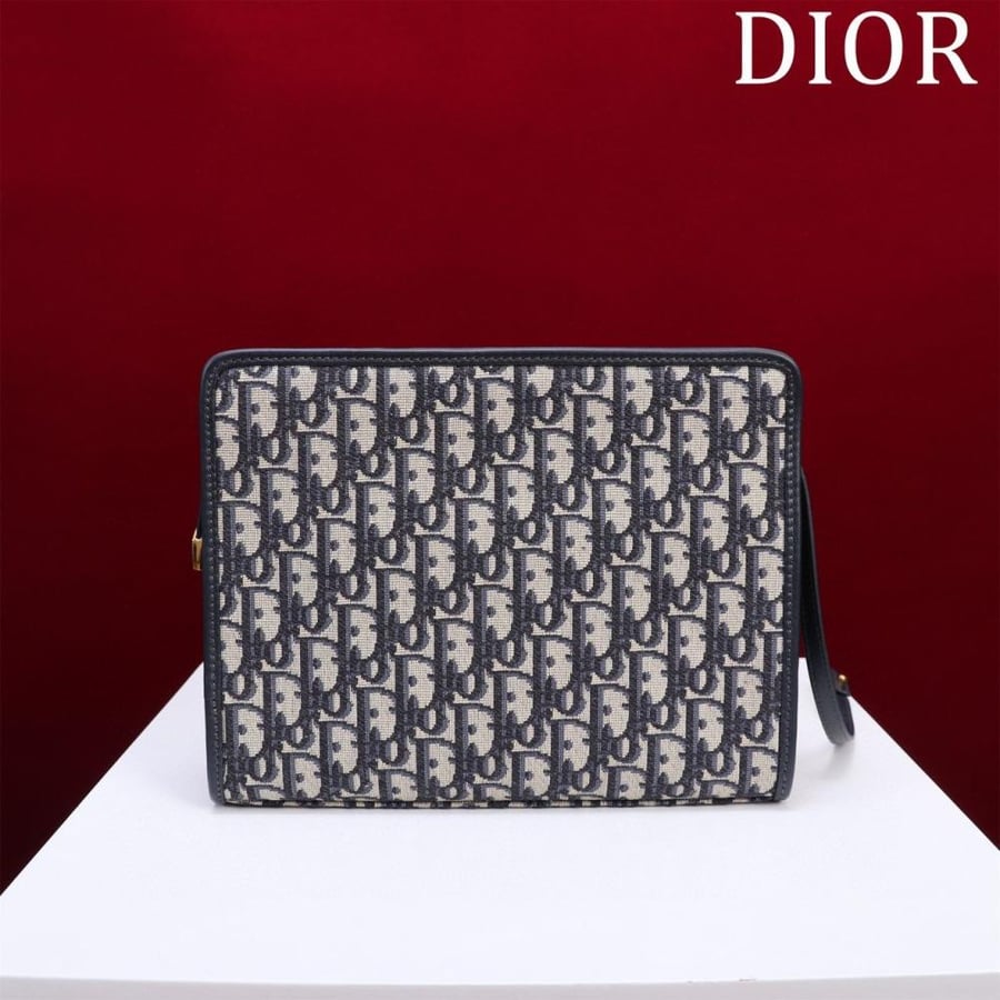 30 Montaigne Dea Pouch