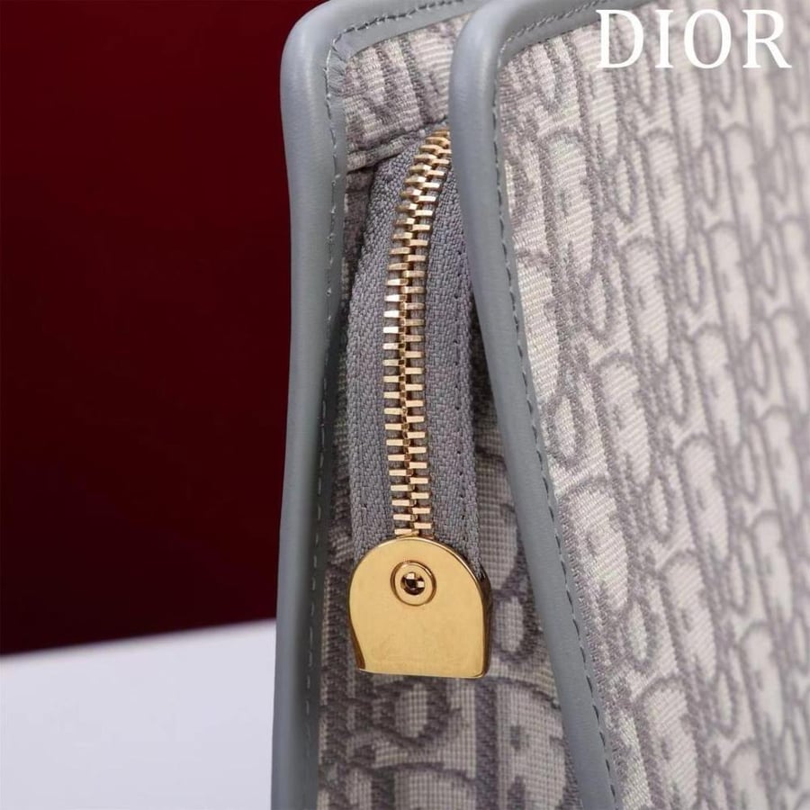 30 Montaigne Dea Pouch