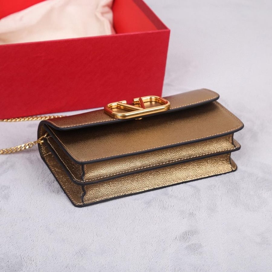 VLOGO SIGNATURE METALLIC GRAINY CALFSKIN WALLET WITH CHAIN