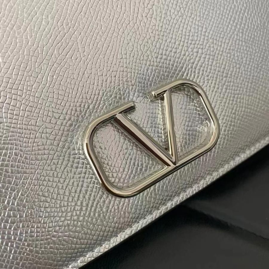 VLOGO SIGNATURE GRAINY METALLIC WALLET WITH CHAIN