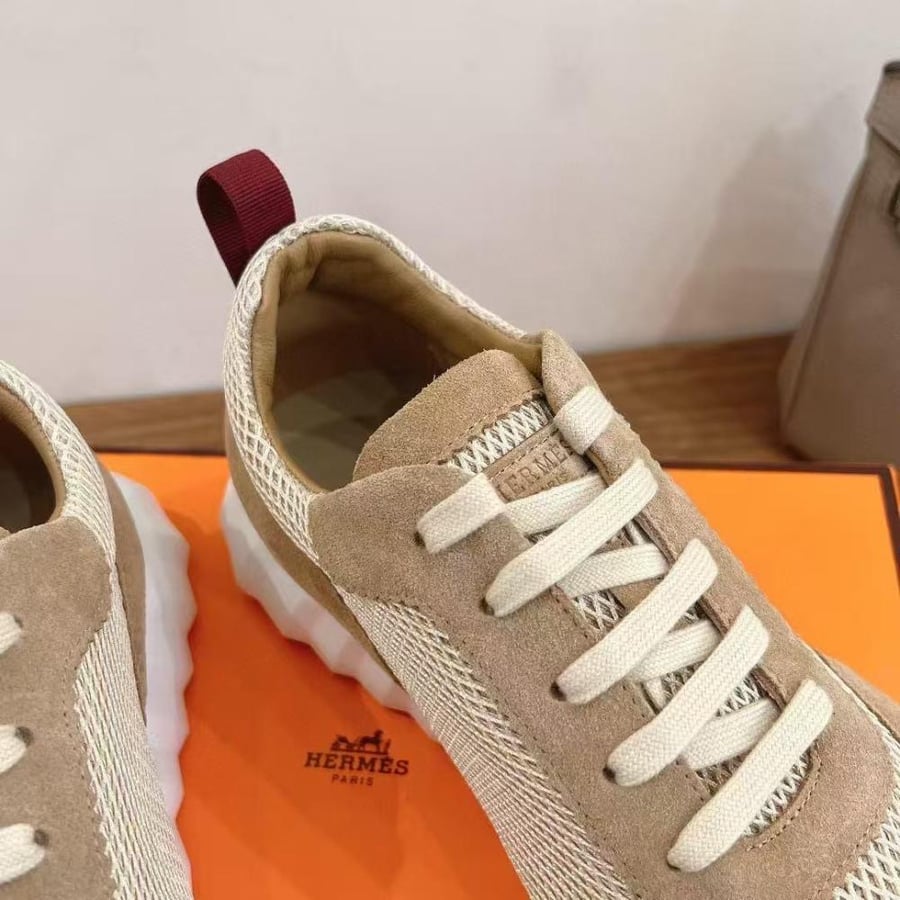 Bouncing Sneaker