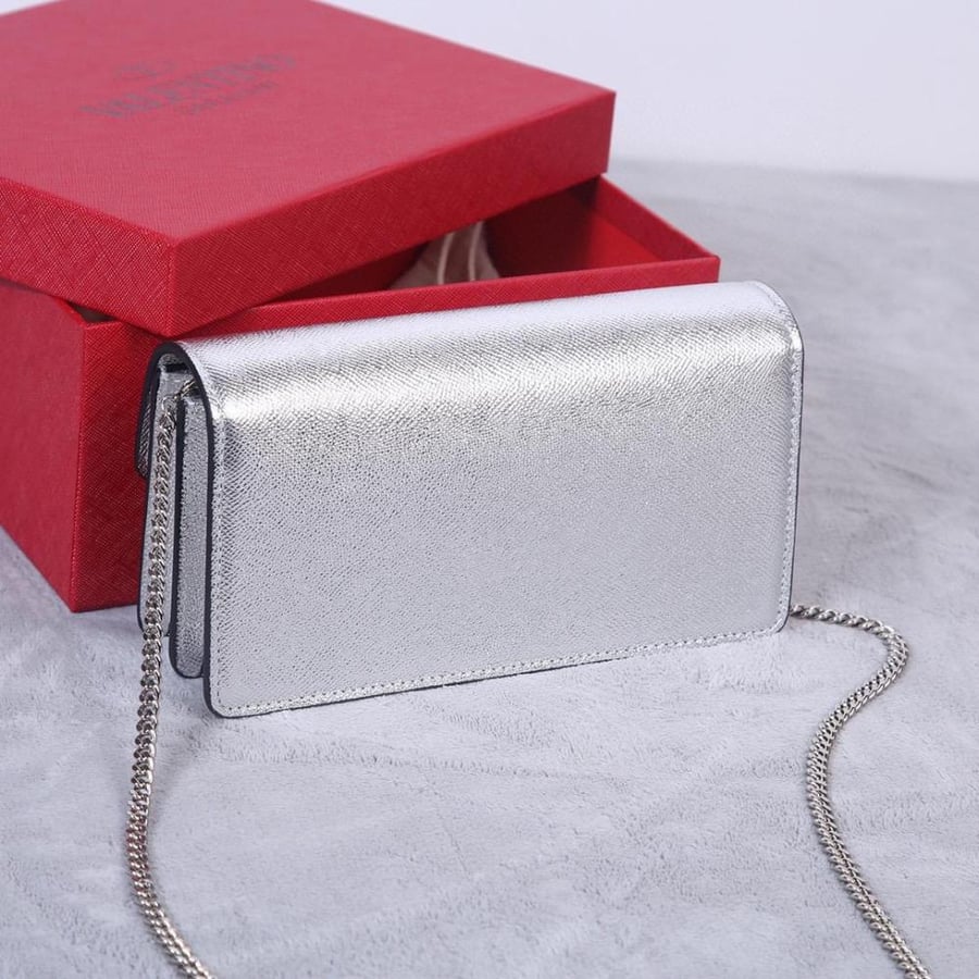 VLOGO SIGNATURE METALLIC GRAINY CALFSKIN WALLET WITH CHAIN