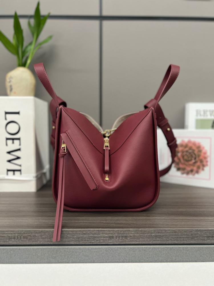 Compact Hammock bag in classic calfskin
