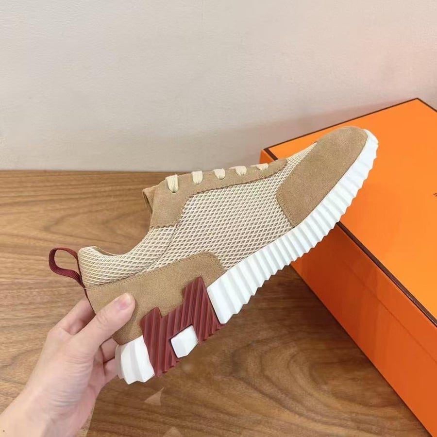 Bouncing Sneaker
