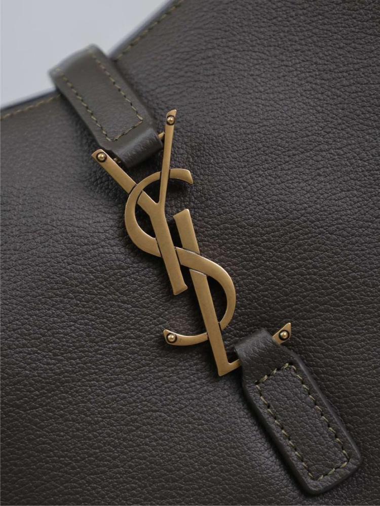 LE 5 À 7 SUPPLE SMALL IN GRAINED LEATHER