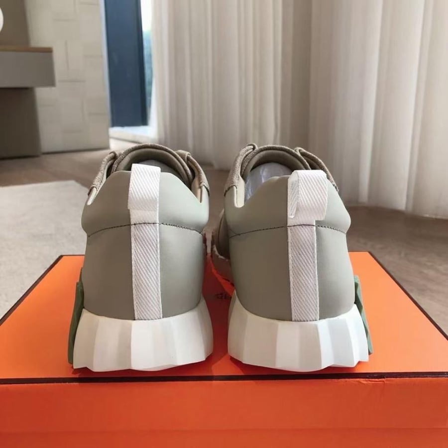 Bouncing Sneaker