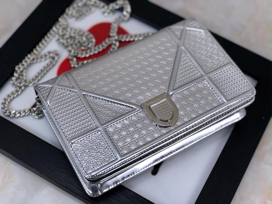 DIOR DIORAMA WALLET ON CHAIN
