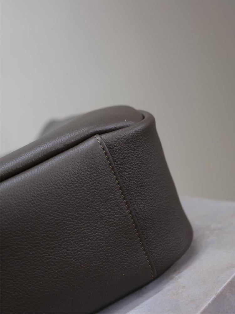 LE 5 À 7 SUPPLE SMALL IN GRAINED LEATHER