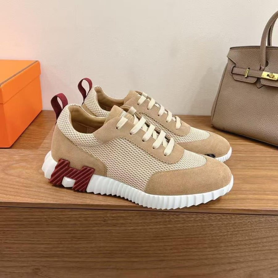 Bouncing Sneaker