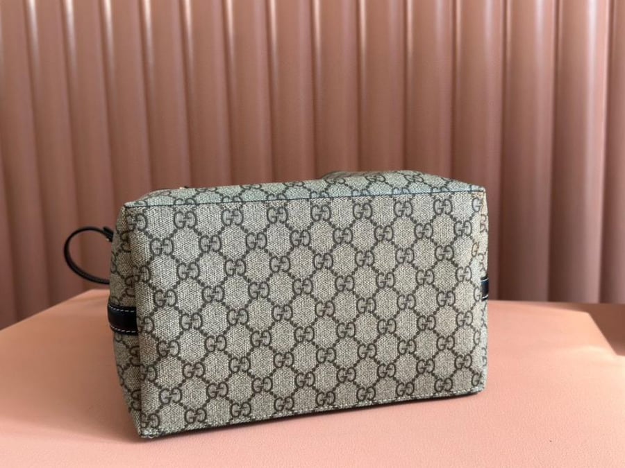 GG EMBLEM MEDIUM BUCKET BAG