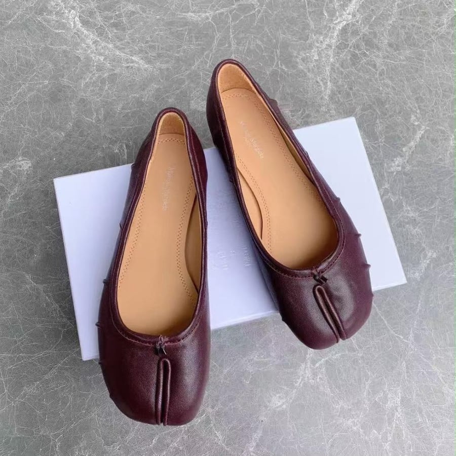 Tabi leather ballet flats