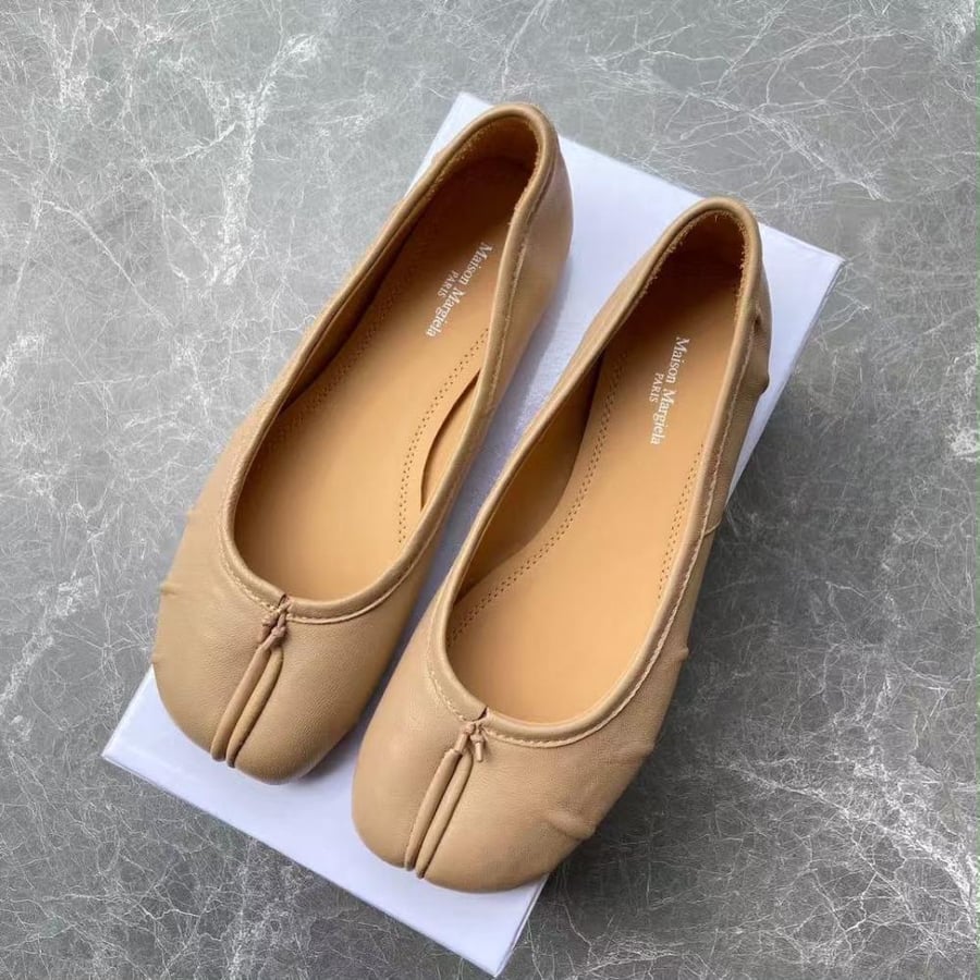 Tabi leather ballet flats