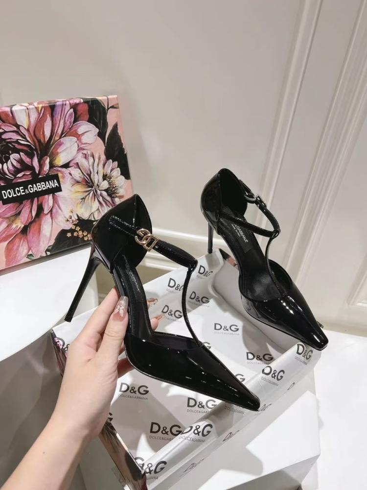 Patent leather T-bar pumps