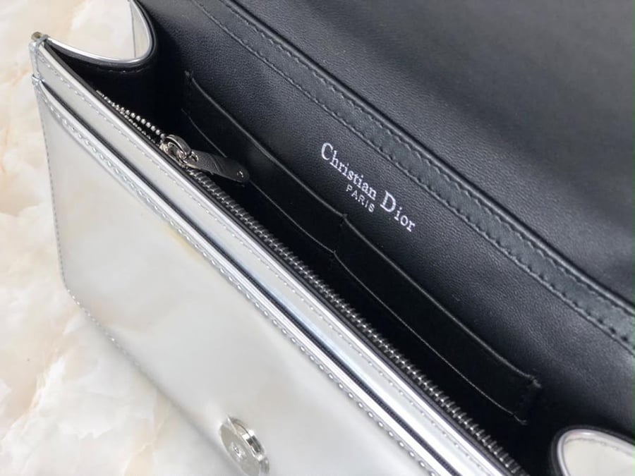 DIOR DIORAMA WALLET ON CHAIN