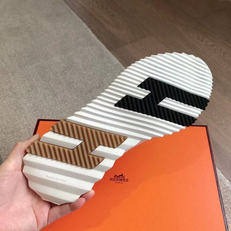 Bouncing Sneaker