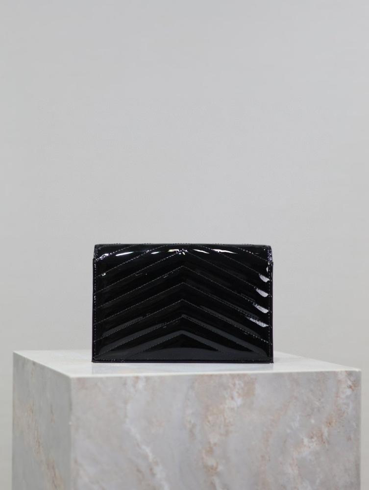 CASSANDRE ENVELOPE CHAIN WALLET IN PATENT LEATHER