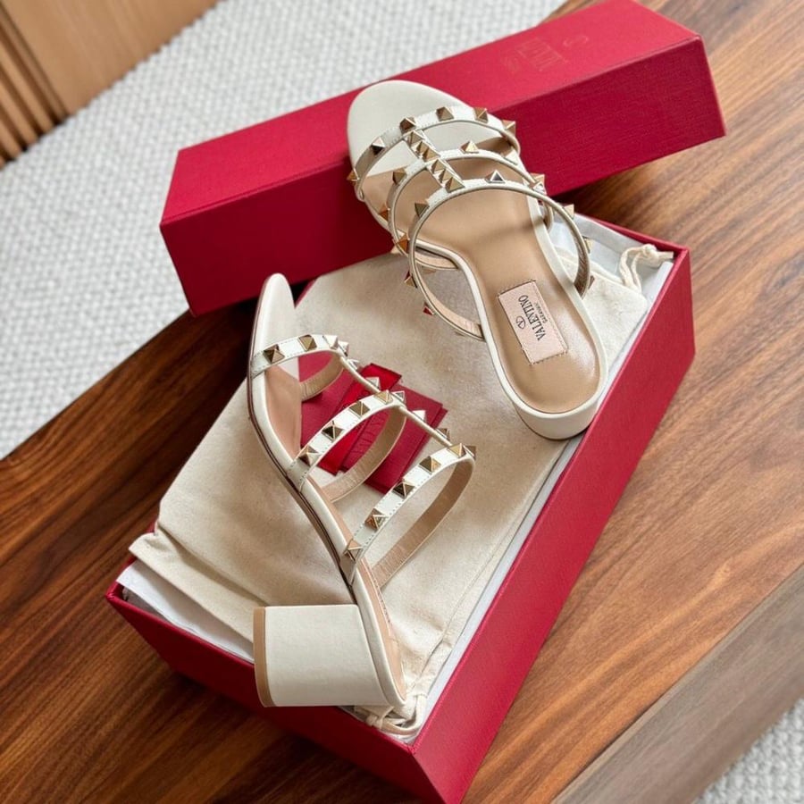 ROCKSTUD CALFSKIN LEATHER SLIDE SANDAL 60 MM