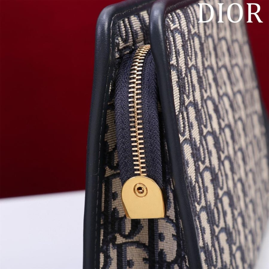 30 Montaigne Dea Pouch