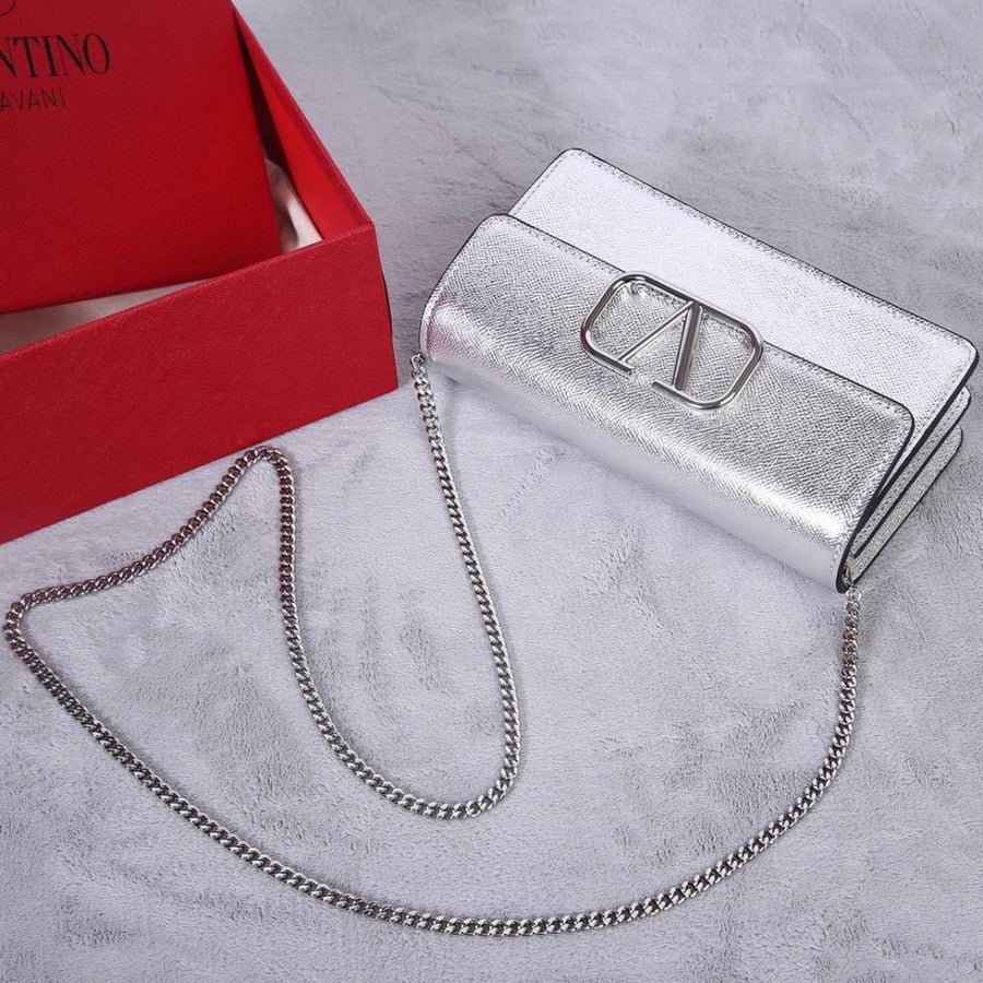VLOGO SIGNATURE METALLIC GRAINY CALFSKIN WALLET WITH CHAIN