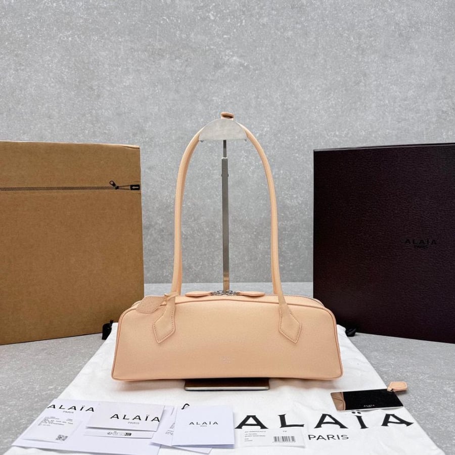 ALAÏA LE TECKEL MEDIUM BAG IN GOATSKIN