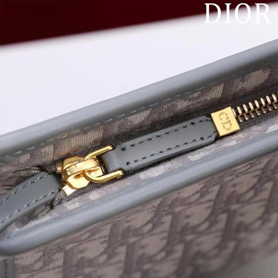 30 Montaigne Dea Pouch