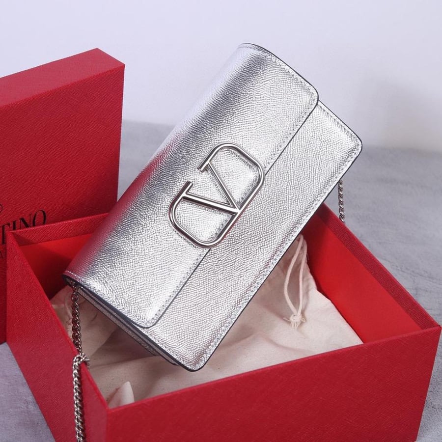 VLOGO SIGNATURE METALLIC GRAINY CALFSKIN WALLET WITH CHAIN