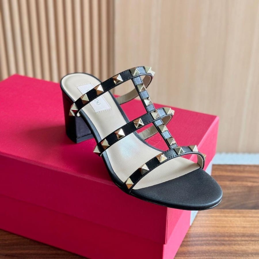 ROCKSTUD CALFSKIN LEATHER SLIDE SANDAL 60 MM