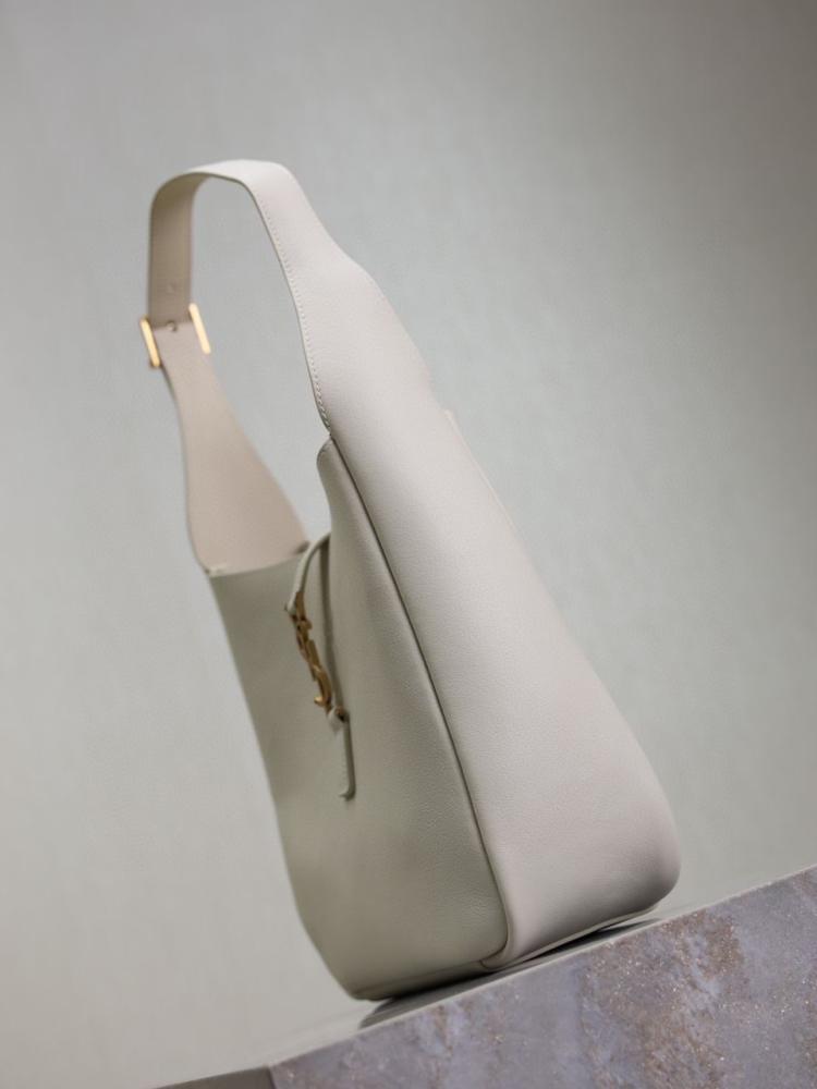 LE 5 À 7 SUPPLE SMALL IN GRAINED LEATHER