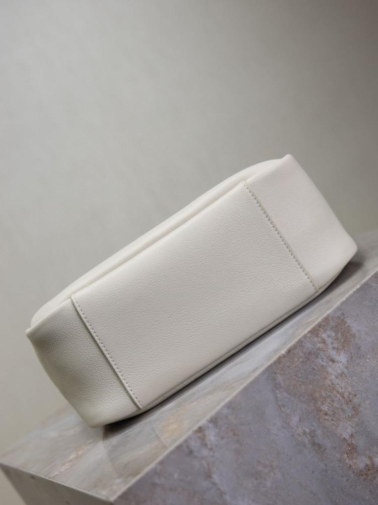 LE 5 À 7 SUPPLE SMALL IN GRAINED LEATHER