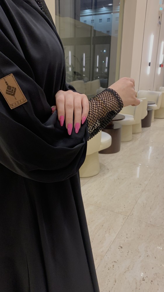 عباية سادة بأكمام كرستال