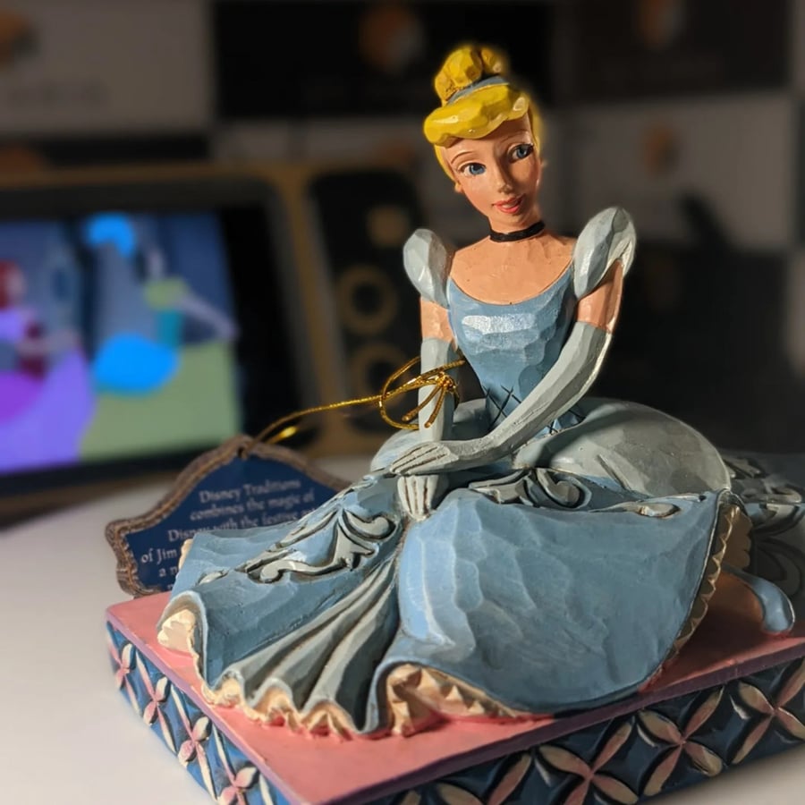فيقرز سندريلا مصنوع من مادة الراتنج (resin) شبيه بالرخام،
