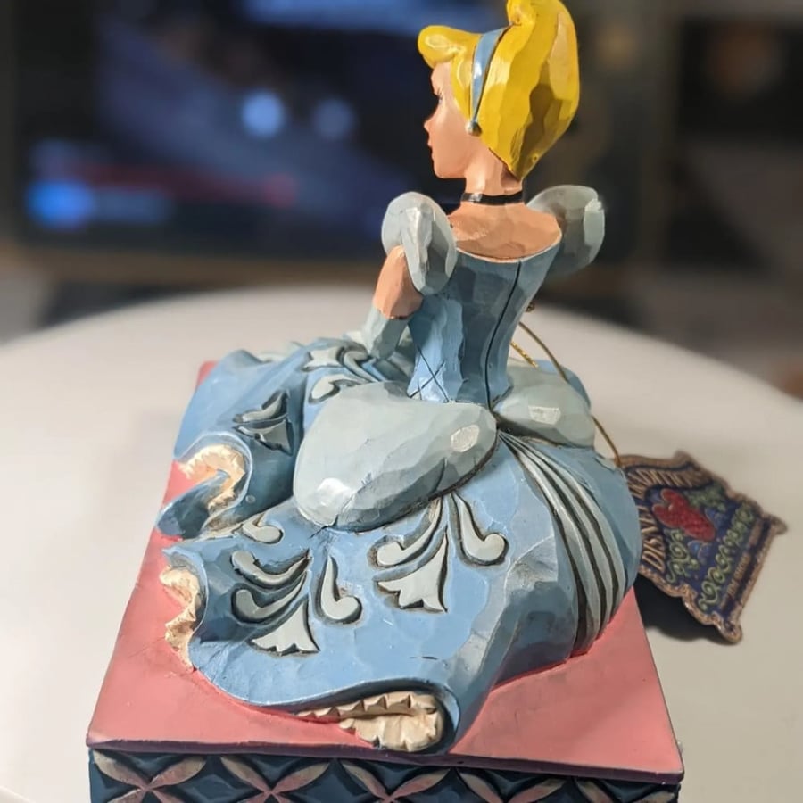 فيقرز سندريلا مصنوع من مادة الراتنج (resin) شبيه بالرخام،