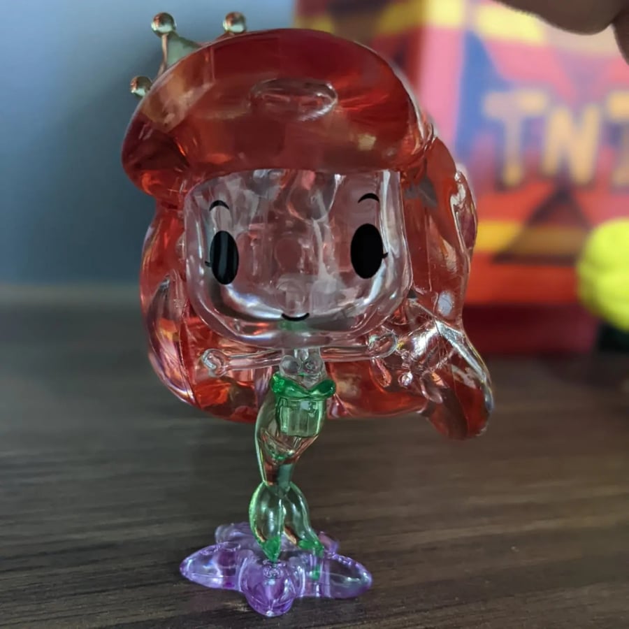 فيقرز شخصية آريل من عالم ديزني ، تركيب على هيئة كريستال