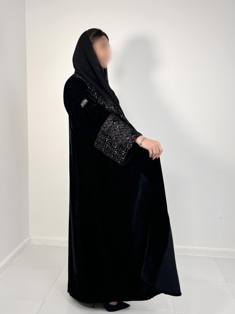 عباية نص كلوش بتطريز على الأكمام والأمام BB645