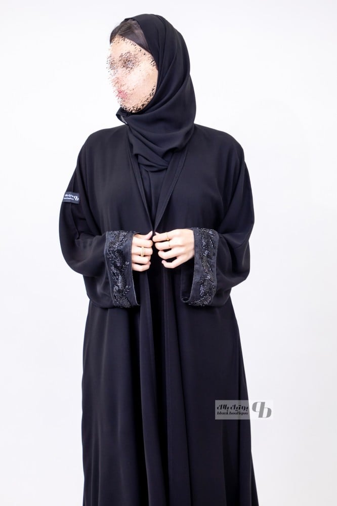 عباية نص كلوش ملكي مع شك اسود مميّز على الأكمام BB188
