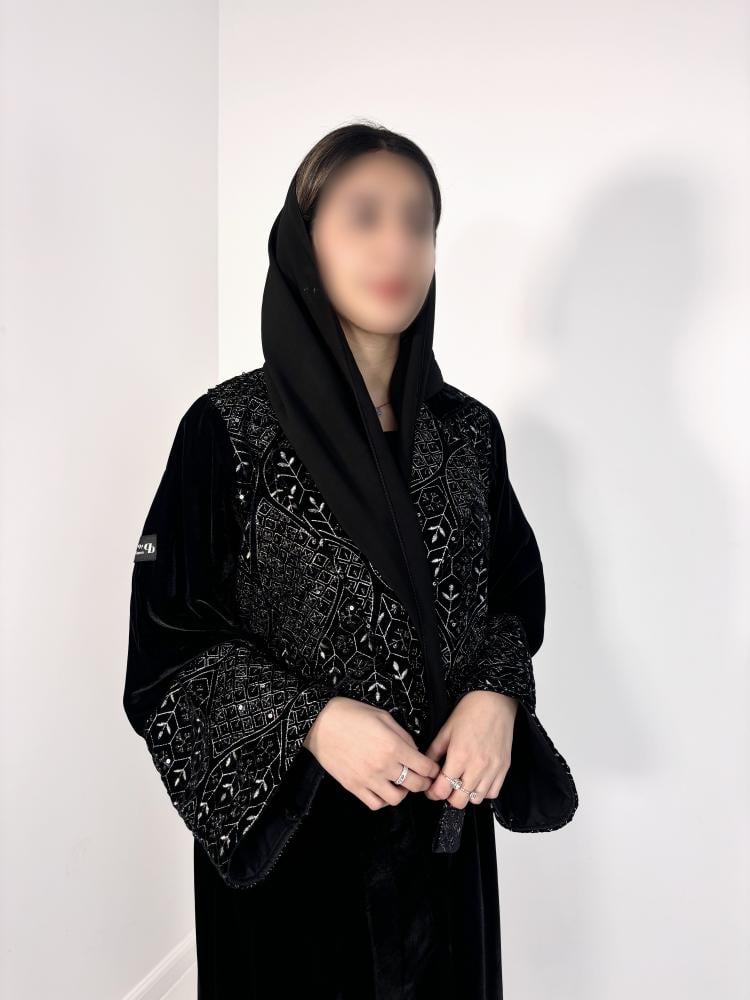 عباية نص كلوش بتطريز على الأكمام والأمام BB645