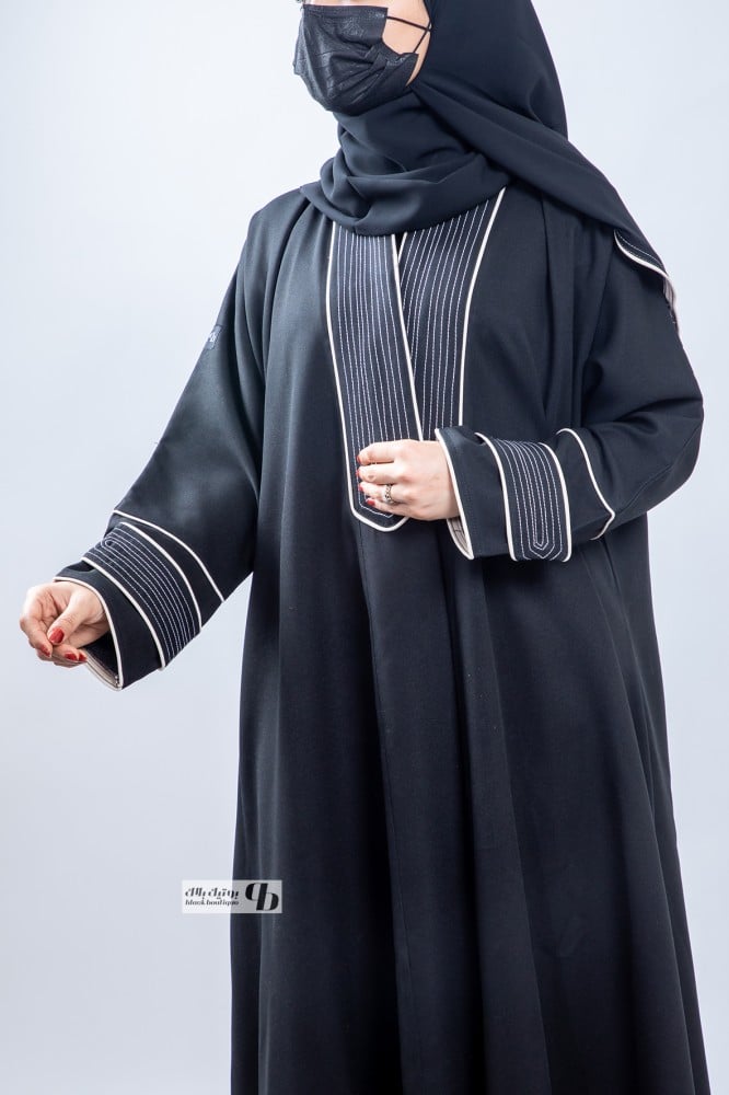 عباية نص كلوش كتان مع قيطان بيج ( Off Waite ) تطريز مكره BB229
