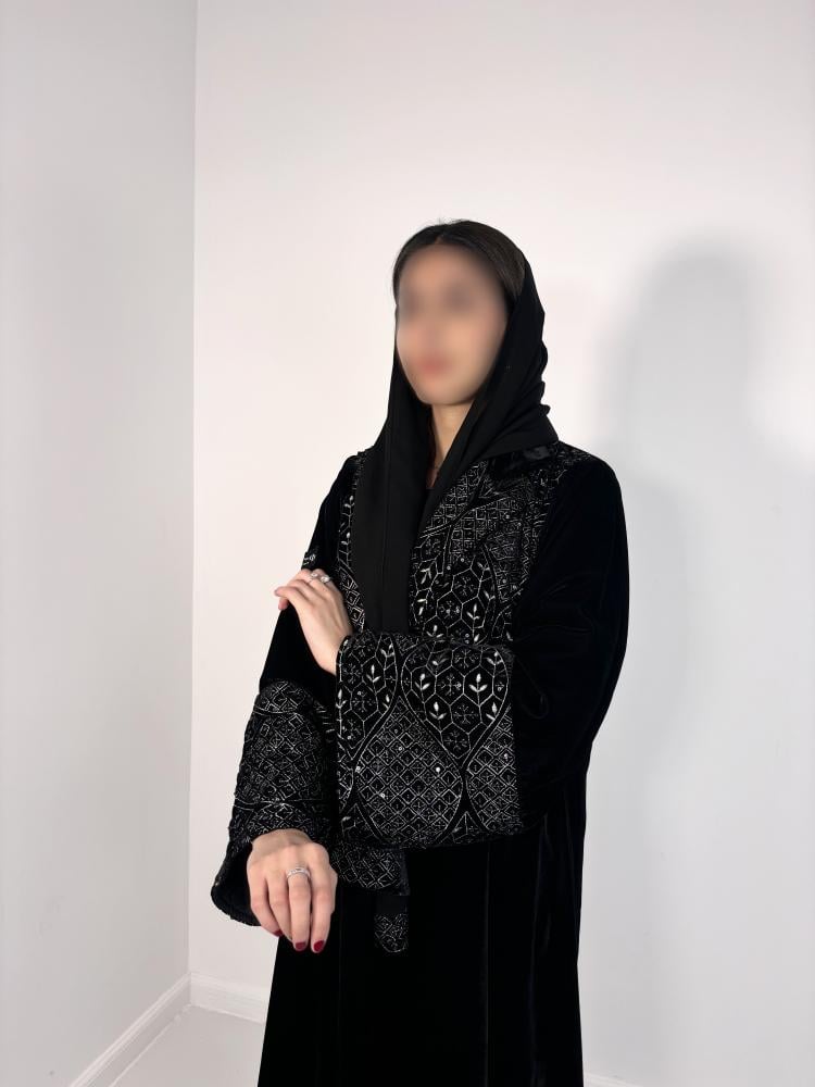 عباية نص كلوش بتطريز على الأكمام والأمام BB645